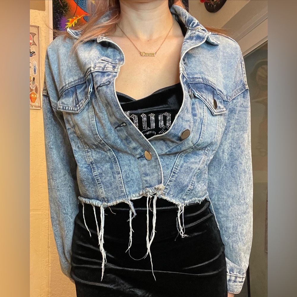 Cropped denim jacket with dropped sleeves and collar